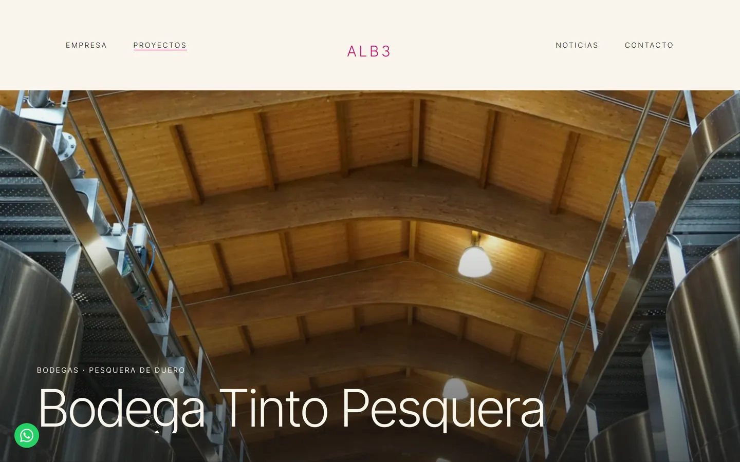 Ficha de la obra Bodega Tinto Pesquera: foto a sangre del techo de madera de la nave con depósitos de acero y el título encima.