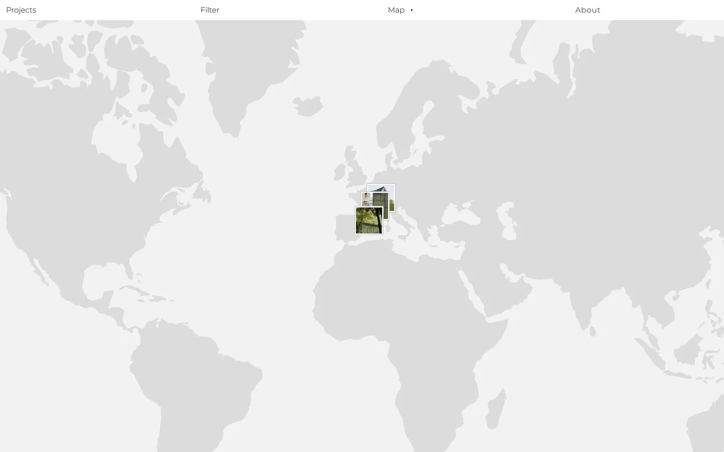Mapa del mundo en gris claro con las fotos de los proyectos agrupadas sobre Francia y España.