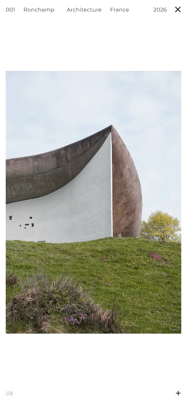 La ficha de Ronchamp en el móvil, con la foto de la capilla centrada.